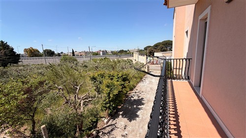 Villa a Pochi Passi, Completa di Tutti i Servizi. Buono Stato.